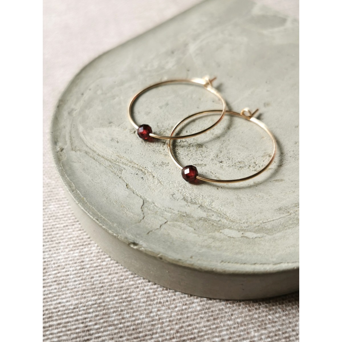 Creolen mit tiefrotem Granat – kraftvoll, stilvoll und ideal für jeden Tag! - handgefertigt in Sterling Silber und (Rosé) Gold Filled - KIZZU Schmuck Manufaktur
