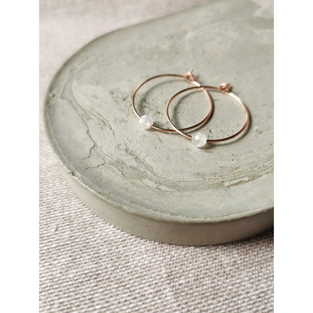Creolen mit schimmerndem Mondstein – zart, elegant und für jeden Tag gemacht! - handgefertigt in Sterling Silber und (Rosé) Gold Filled - KIZZU Schmuck Manufaktur