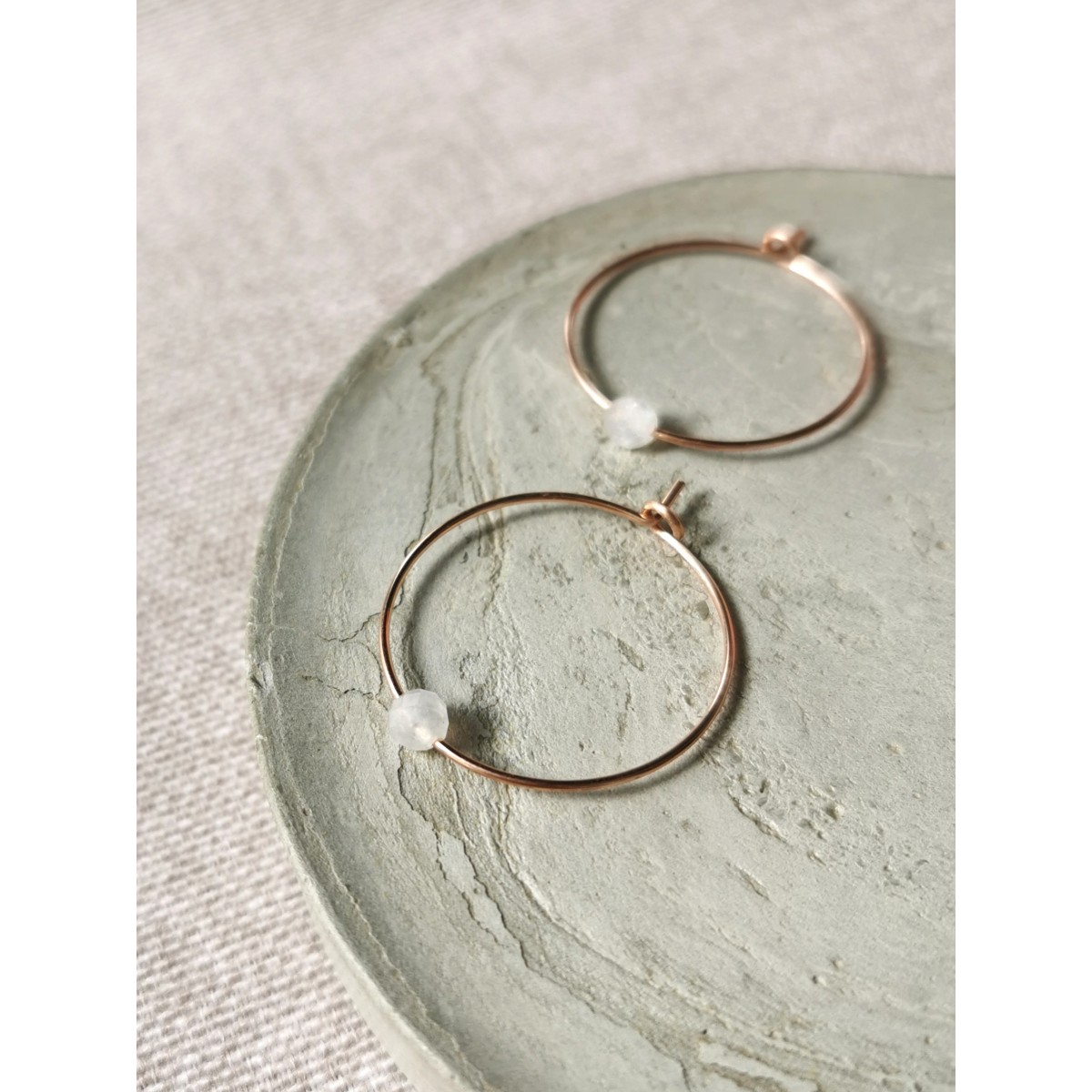 Creolen mit schimmerndem Mondstein – zart, elegant und für jeden Tag gemacht! - handgefertigt in Sterling Silber und (Rosé) Gold Filled - KIZZU Schmuck Manufaktur