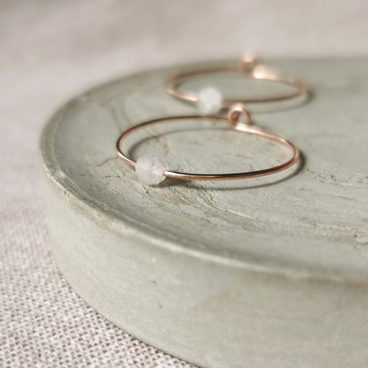 Creolen mit schimmerndem Mondstein – zart, elegant und für jeden Tag gemacht! - handgefertigt in Sterling Silber und (Rosé) Gold Filled - KIZZU Schmuck Manufaktur
