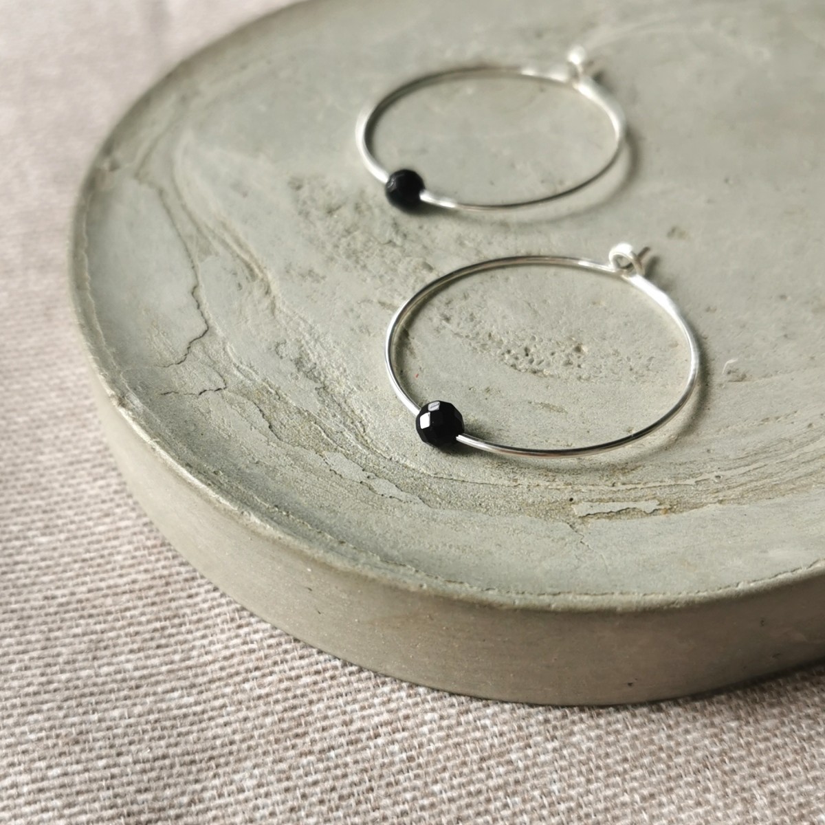 Creolen mit tiefschwarzem Onyx – minimalistisch, elegant und perfekt für jeden Tag! - handgefertigt aus Sterling Silber oder (Rosé) Gold Filled - KIZZU Schmuck Manufaktur