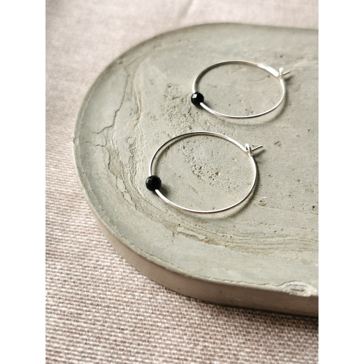 Creolen mit tiefschwarzem Onyx – minimalistisch, elegant und perfekt für jeden Tag! - handgefertigt aus Sterling Silber oder (Rosé) Gold Filled - KIZZU Schmuck Manufaktur