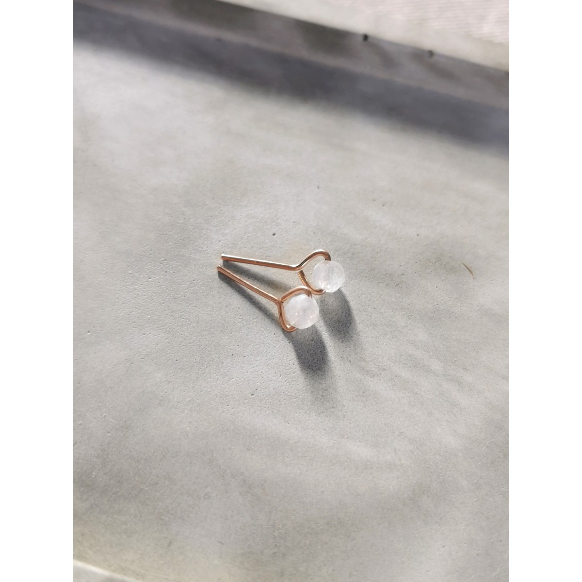 Mondstein Ohrstecker – für Intuition und weibliche Energie - handgefertigt aus Sterling Silber oder (Rosé) Gold Filled - KIZZU Schmuck Manufaktur 