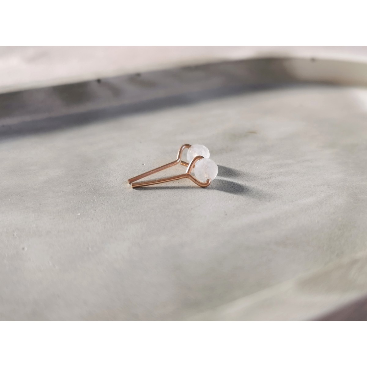 Mondstein Ohrstecker – für Intuition und weibliche Energie - handgefertigt aus Sterling Silber oder (Rosé) Gold Filled - KIZZU Schmuck Manufaktur 
