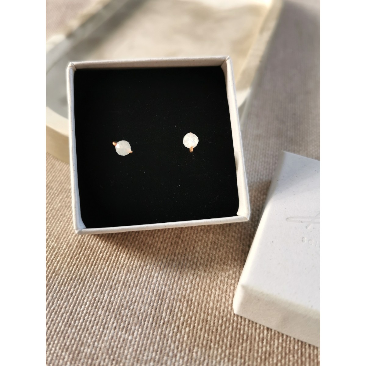 Mondstein Ohrstecker – für Intuition und weibliche Energie - handgefertigt aus Sterling Silber oder (Rosé) Gold Filled - KIZZU Schmuck Manufaktur 