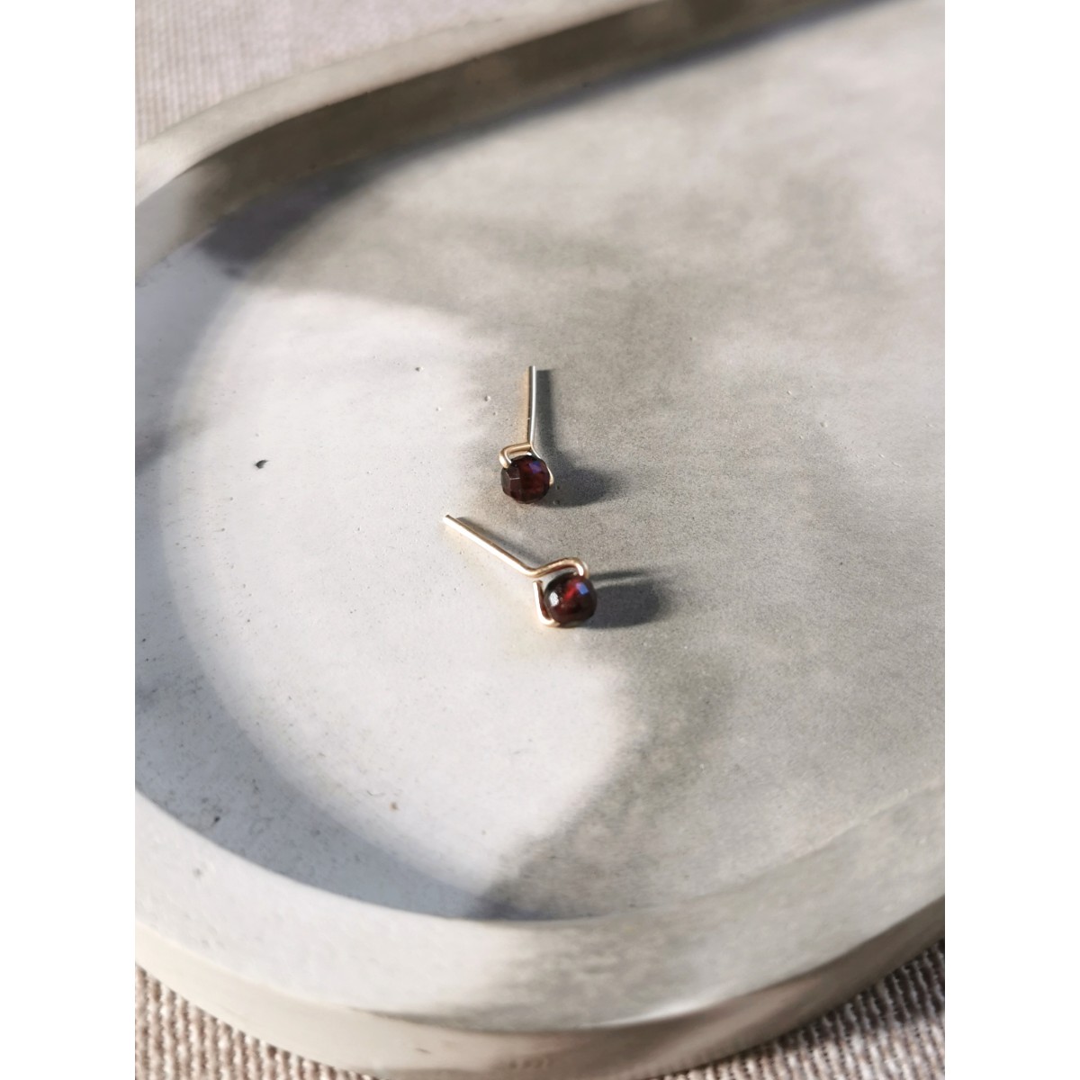 Granat Ohrstecker – für neue Energie und tiefe Leidenschaft - handgefertigt aus Sterling Silber oder (Rosé) Gold Filled - KIZZU Schmuck Manufaktur 