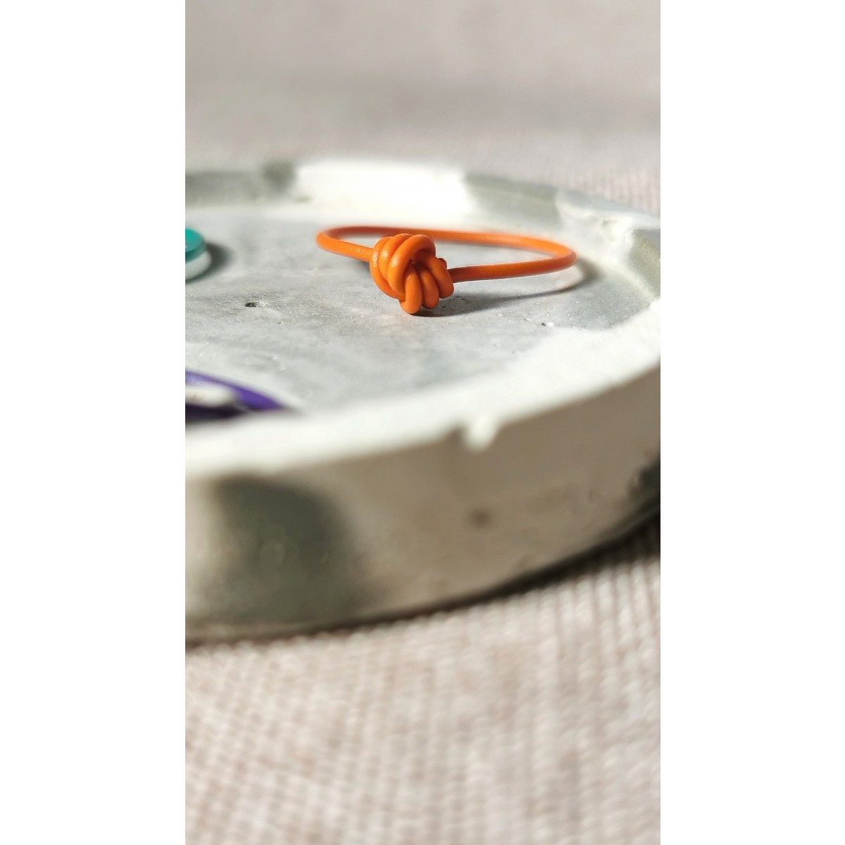 Lila Knotenring – handgemacht, verspielt und ein echter Hingucker I KIZZU Schmuck Manufaktur 