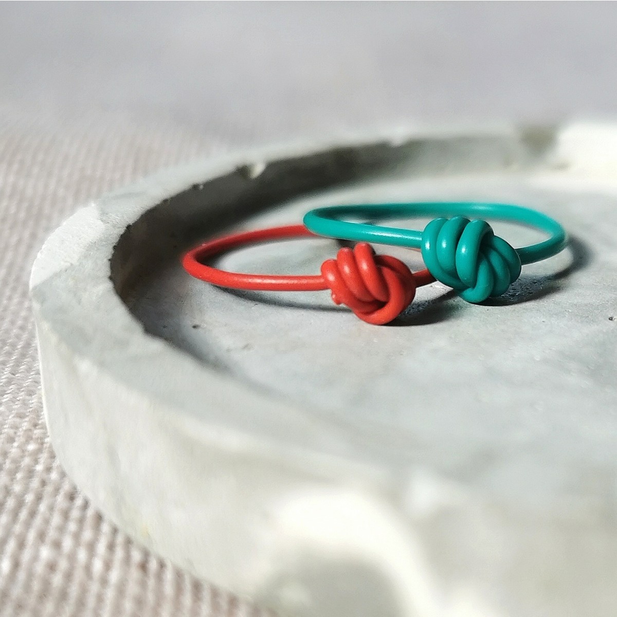 Knotenring Rot – Handgemacht aus recycelten Kabeln | KIZZU Schmuck Manufaktur 