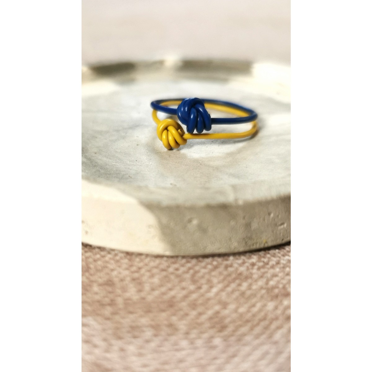 Knotenring Blau – Frischer Farbtupfer für deinen Finger | KIZZU Schmuck Manufaktur 