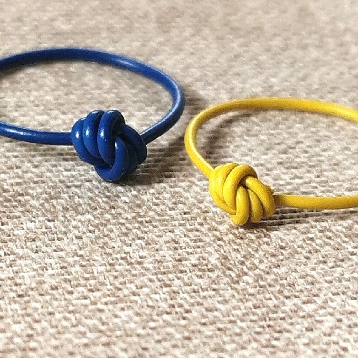 Knotenring Blau – Frischer Farbtupfer für deinen Finger | KIZZU Schmuck Manufaktur 