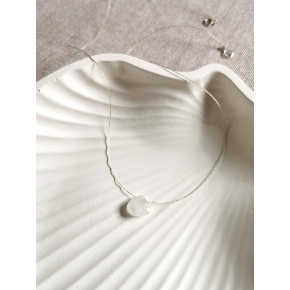Intuition to go – Zarte Halskette mit facettiertem Mondstein-Anhänger und Verschluss in Gold Filled - KIZZU Schmuck