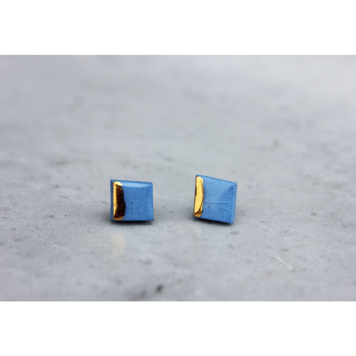 Skelini - kleine kobaltblau und gold quadratische Porzellanohrringe