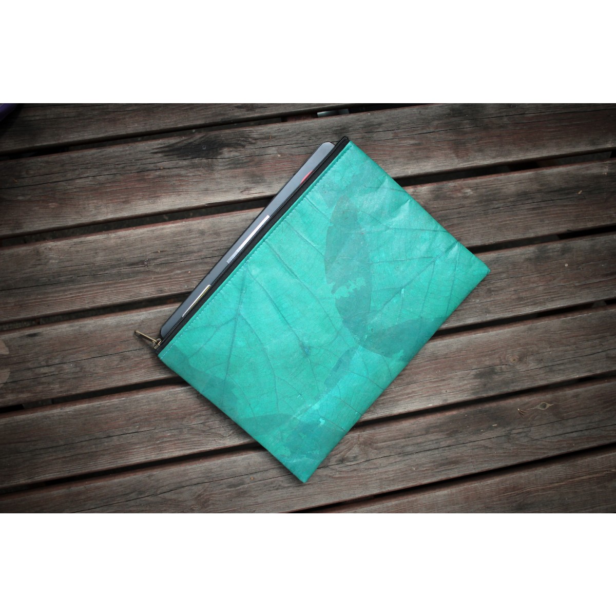 Gefütterte nachhaltige Laptop Hülle 13–14" aus Blattleder – Vegane, handgenähte & wasserabweisende Laptoptasche für MacBook Air/Pro - türkis