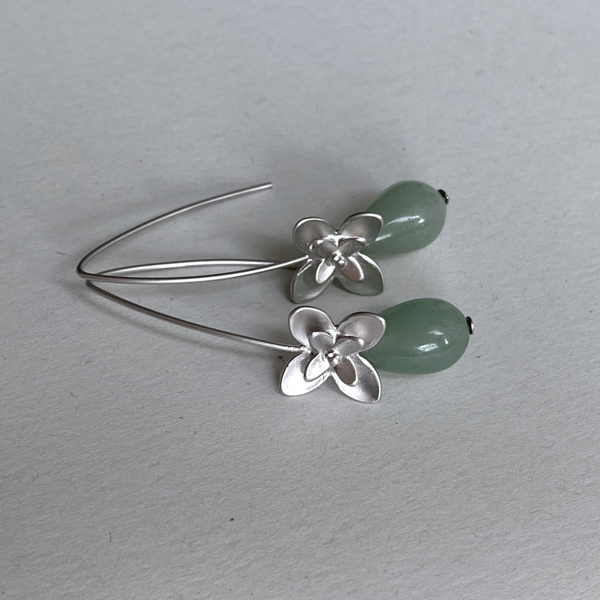 UNIKAT na.hili OHRRINGE Jadeblüten *Weißgold* Aventurin Stecker 925 Silber