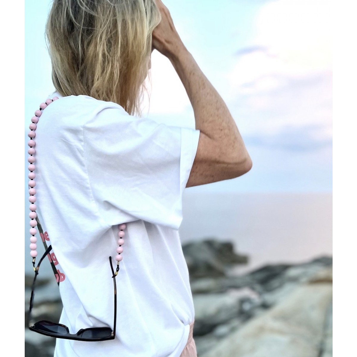 Minimalistische Brillenkette - Kette aus Holzperlen von not white studio.