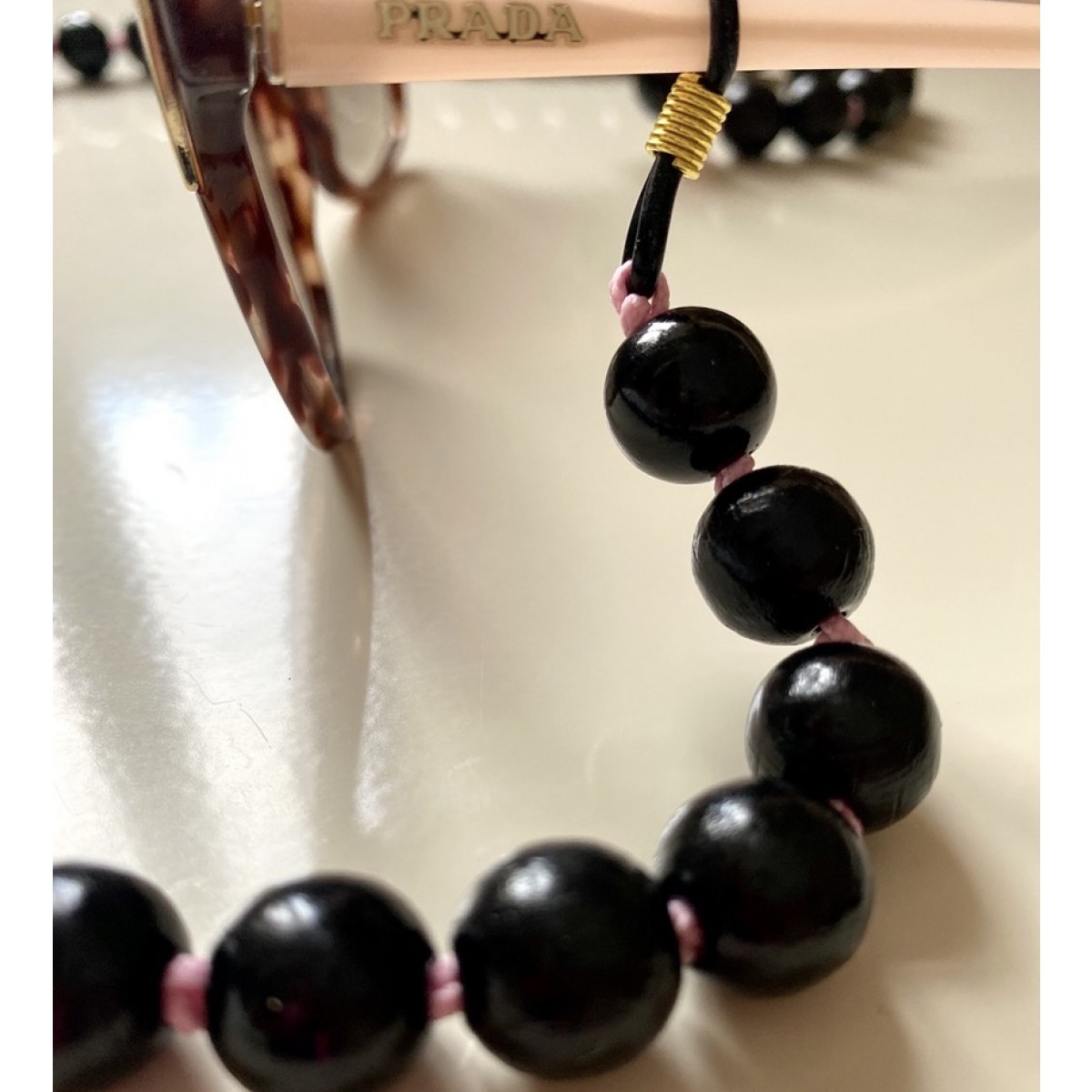 Minimalistische Brillenkette - Kette aus Holzperlen von not white studio.