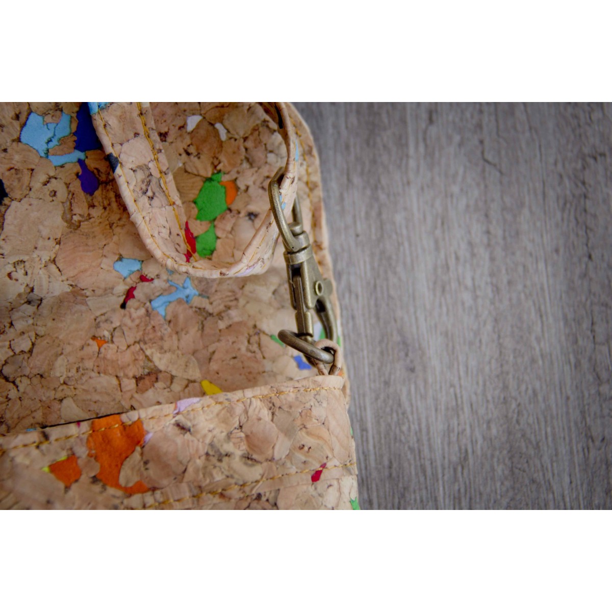 Schultertasche Damen aus Kork, praktische Clutch mit farbigen Akzenten, handgefertigt und vegan