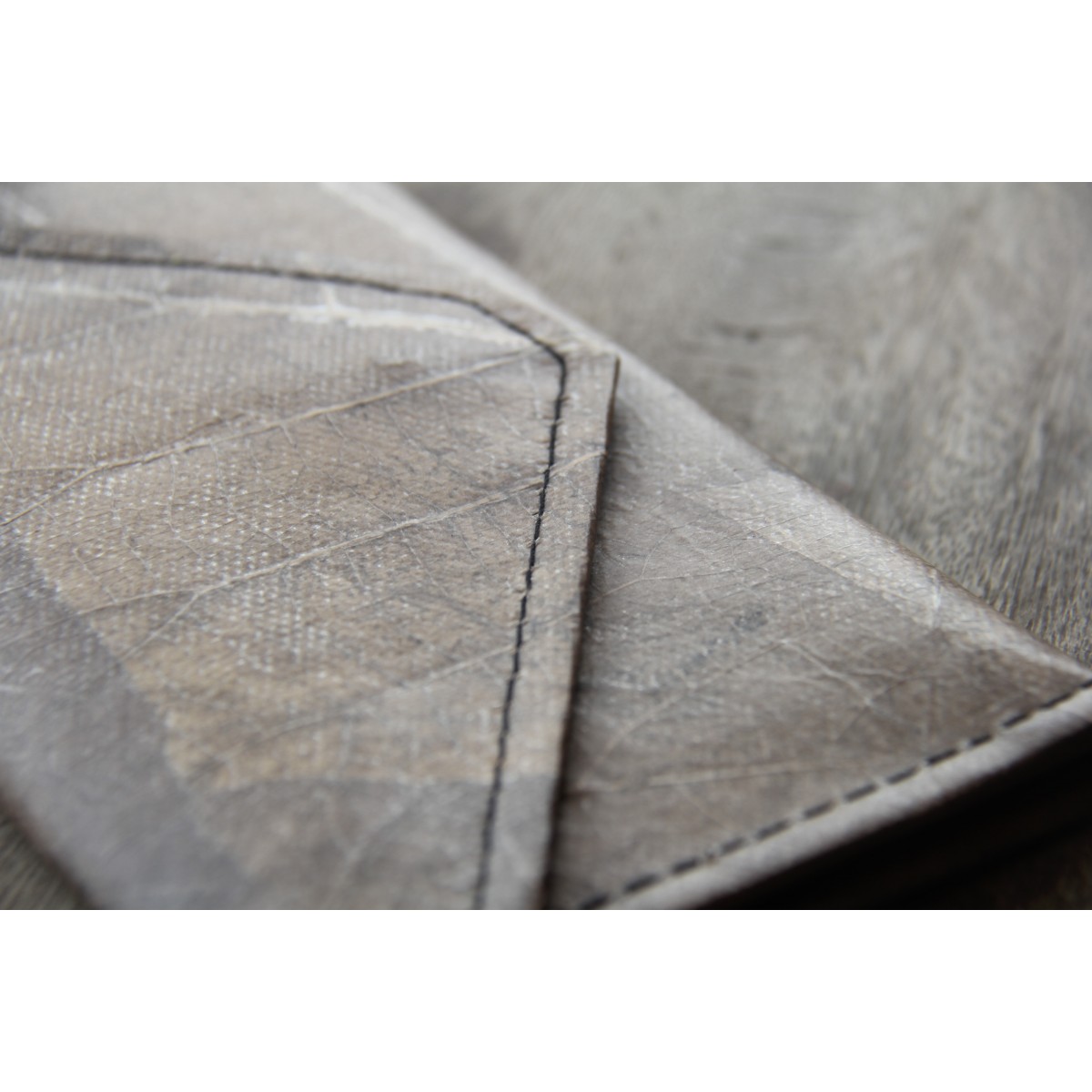 Portemonnaie aus recycelten Blättern / Nachhaltige vegane Brieftasche in schwarz / Grau
