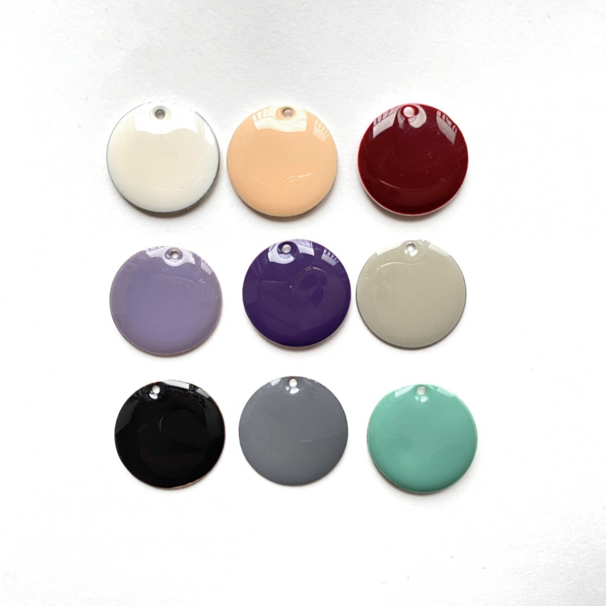 nahili OHRRINGE - golden dots - Emaille Kreise diverse Farben wie creme weiß, schwarz, flieder, lila goldene Haken 14K plattiert