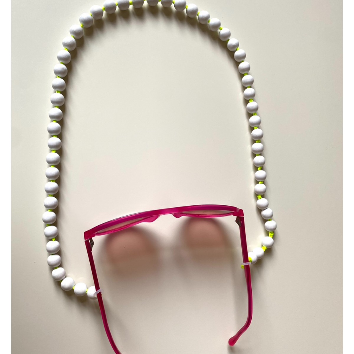 Minimalistische Brillenkette aus Holzperlen von not white studio.