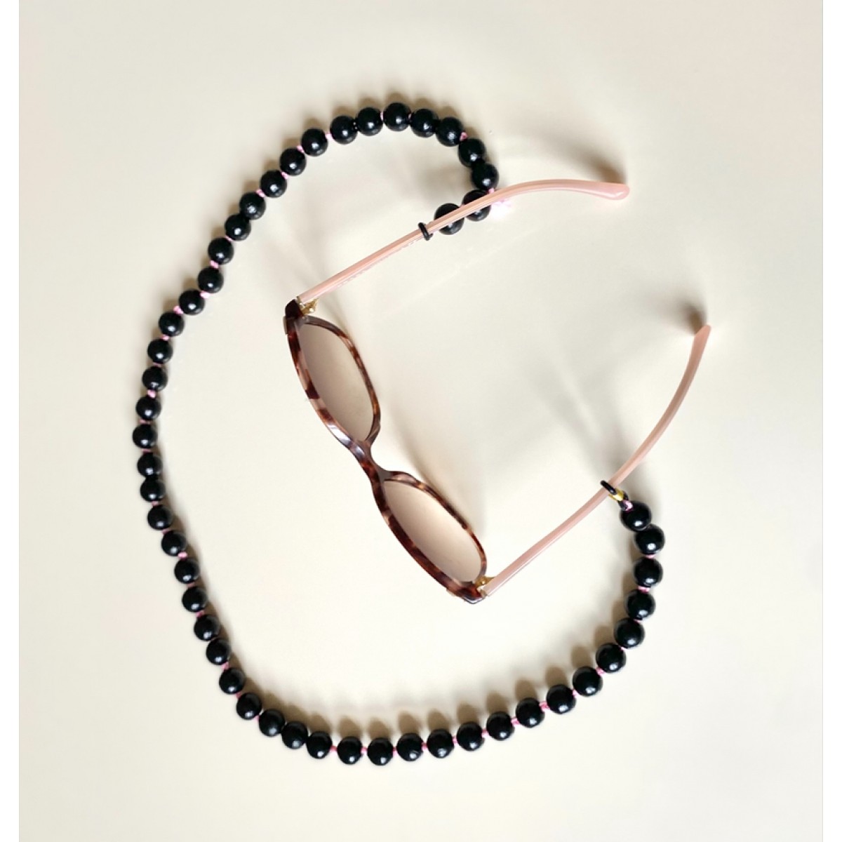 Minimalistische Brillenkette aus Holzperlen