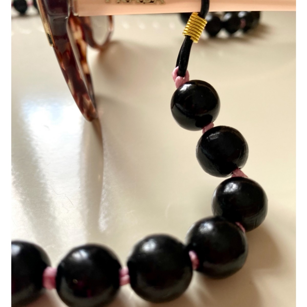 Minimalistische Brillenkette aus Holzperlen