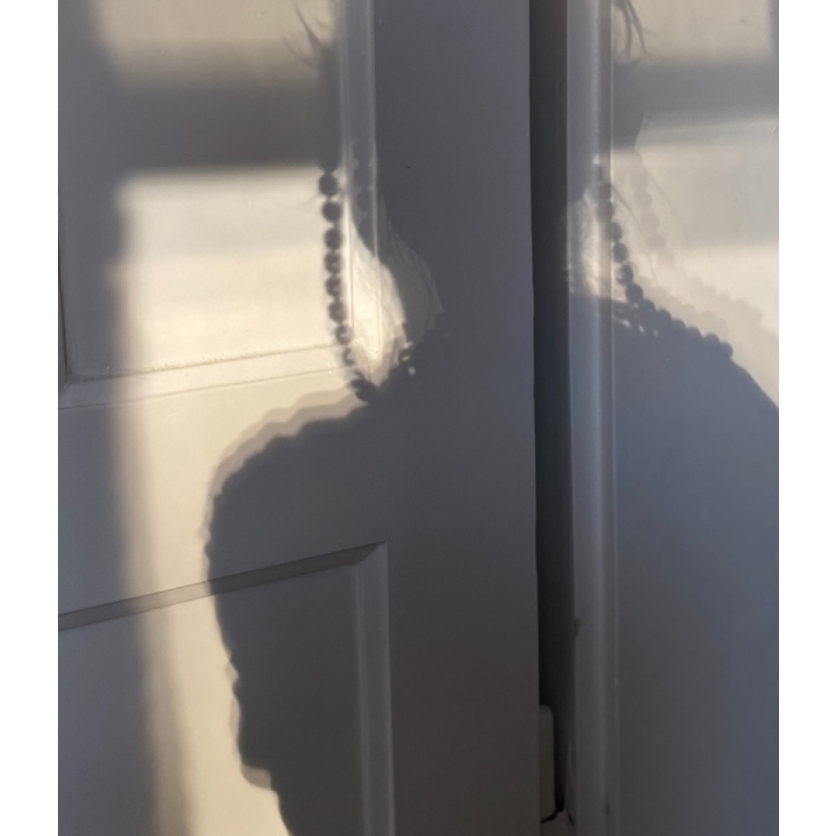 Minimalistische Brillenkette aus Holzperlen