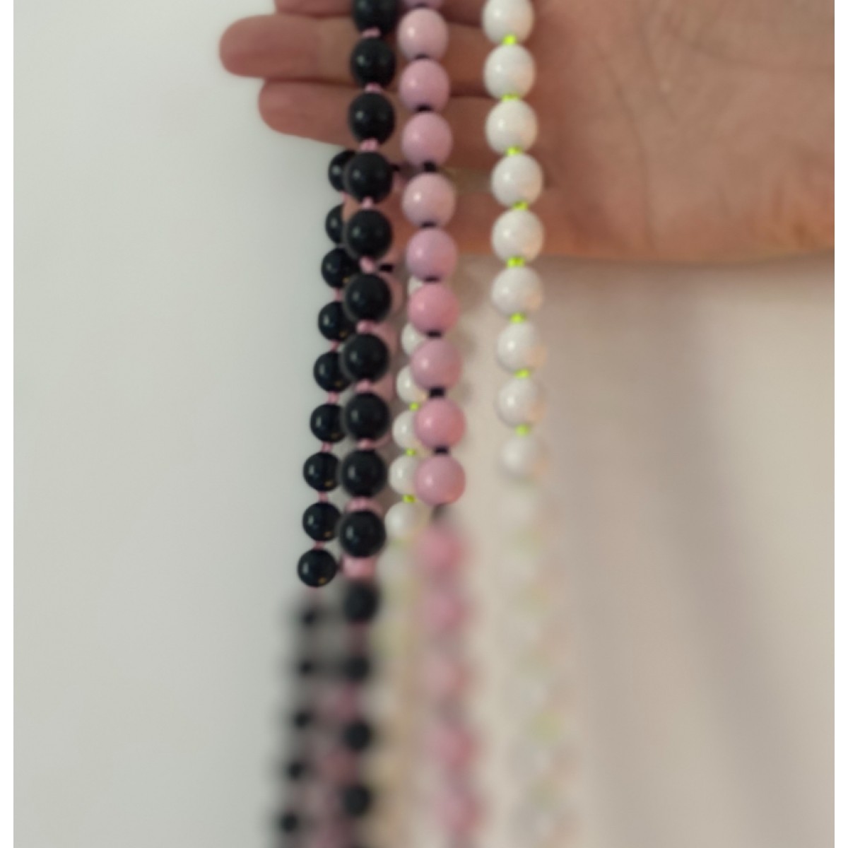 Minimalistische Brillenkette aus Holzperlen