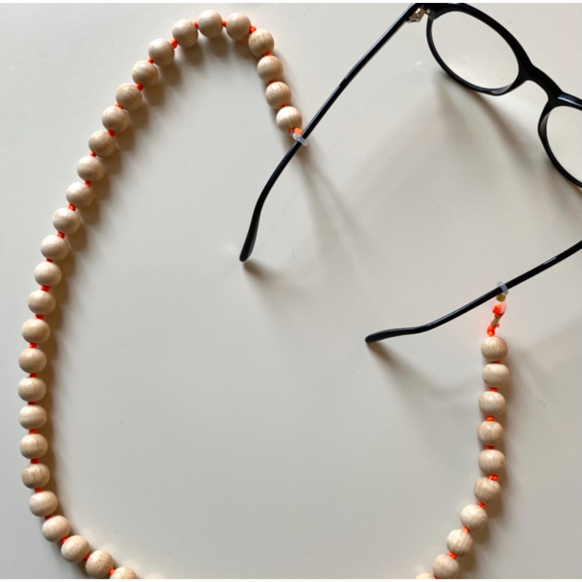 Minimalistische Brillenkette aus Holzperlen von not white studio.