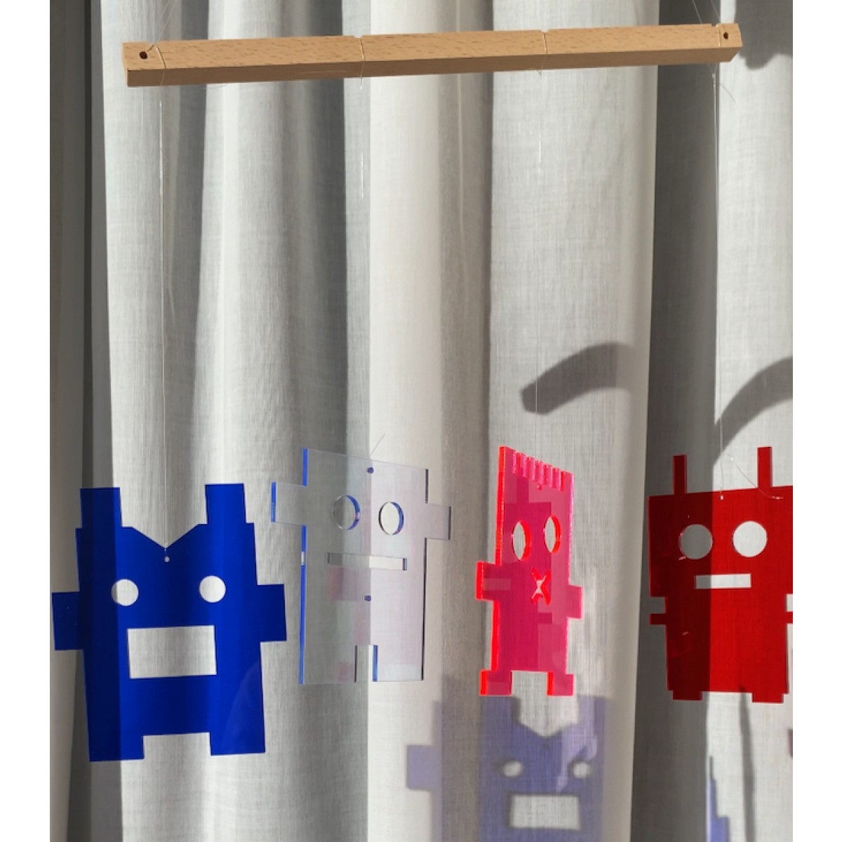 Design-Mobilé SUPER MONSTER –  aus recyceltem Acrylglas.