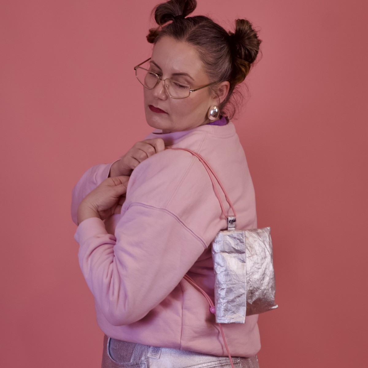  Pikto3000 Mini-Rolltop-Tasche – Silber mit rosa Details – Leichte Umhängetasche aus Tyvek®