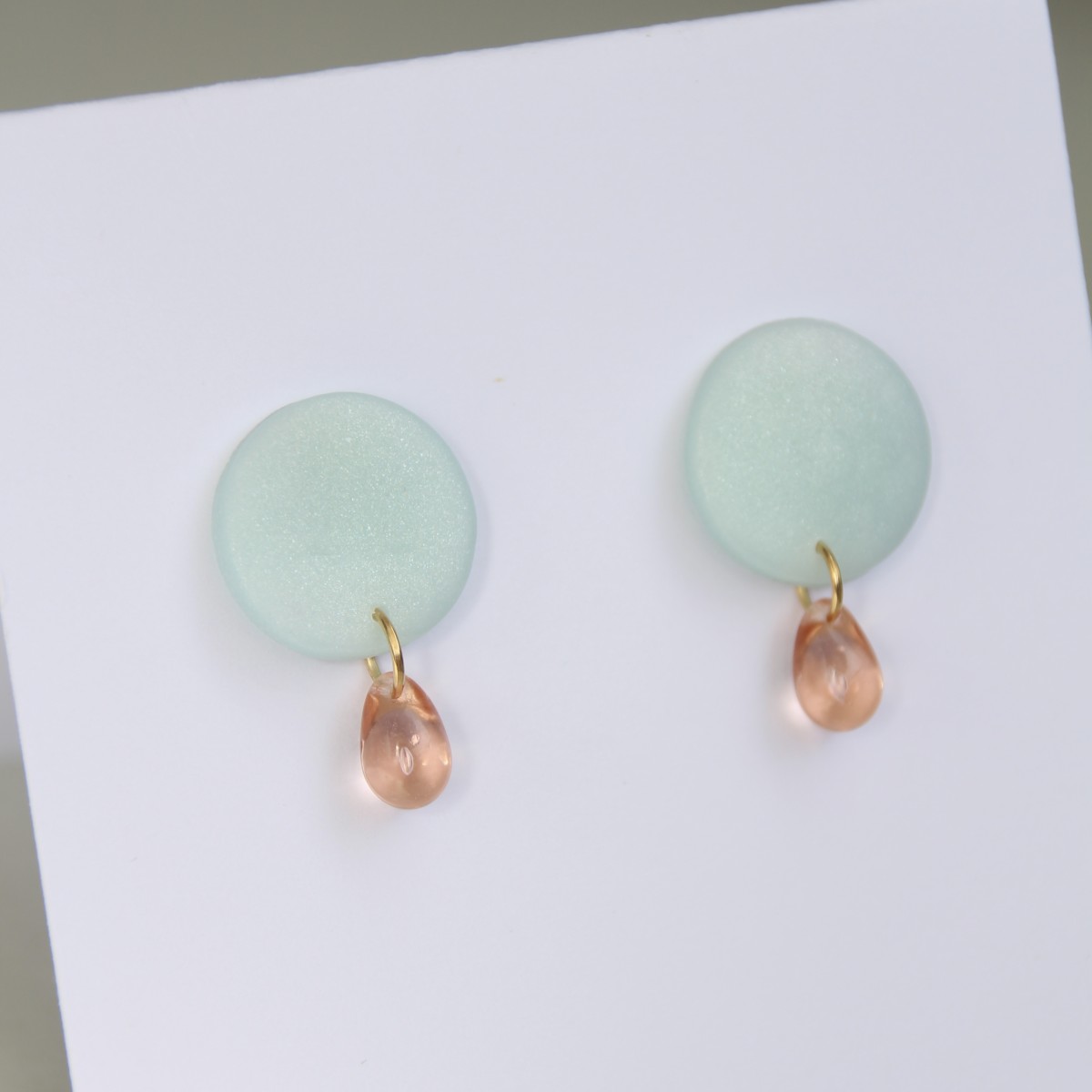 Salut Julie • Polymerton Ohrring  'circle with pearl x shell green / apricot'