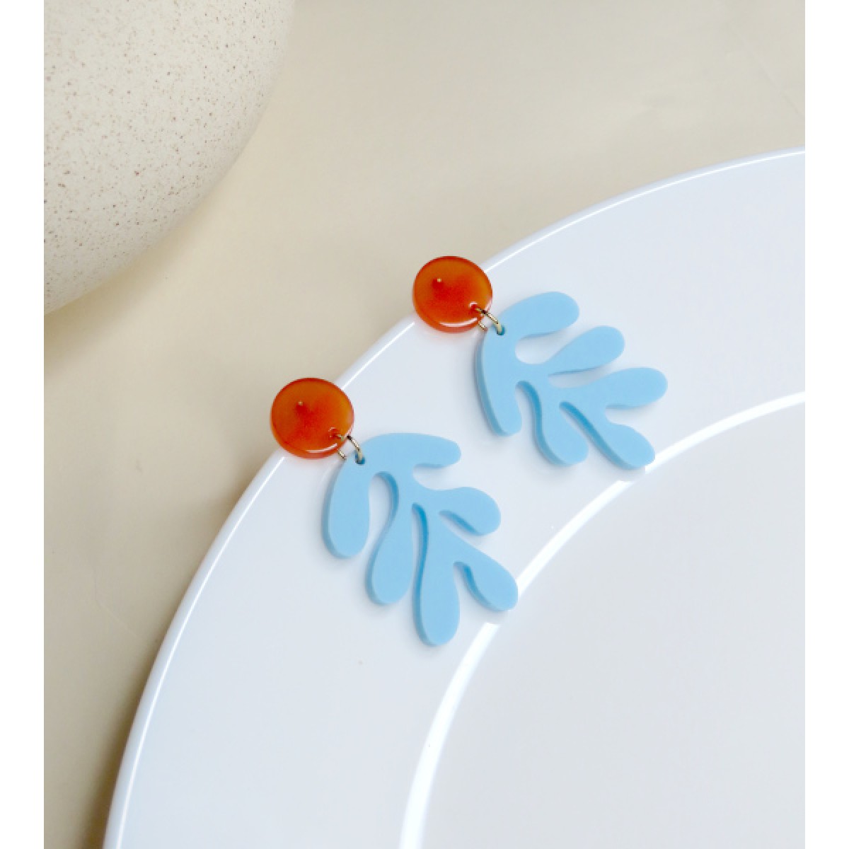 niemalsmehrohne - Matisse Florale Ohrringe aus Acryl in hellblau