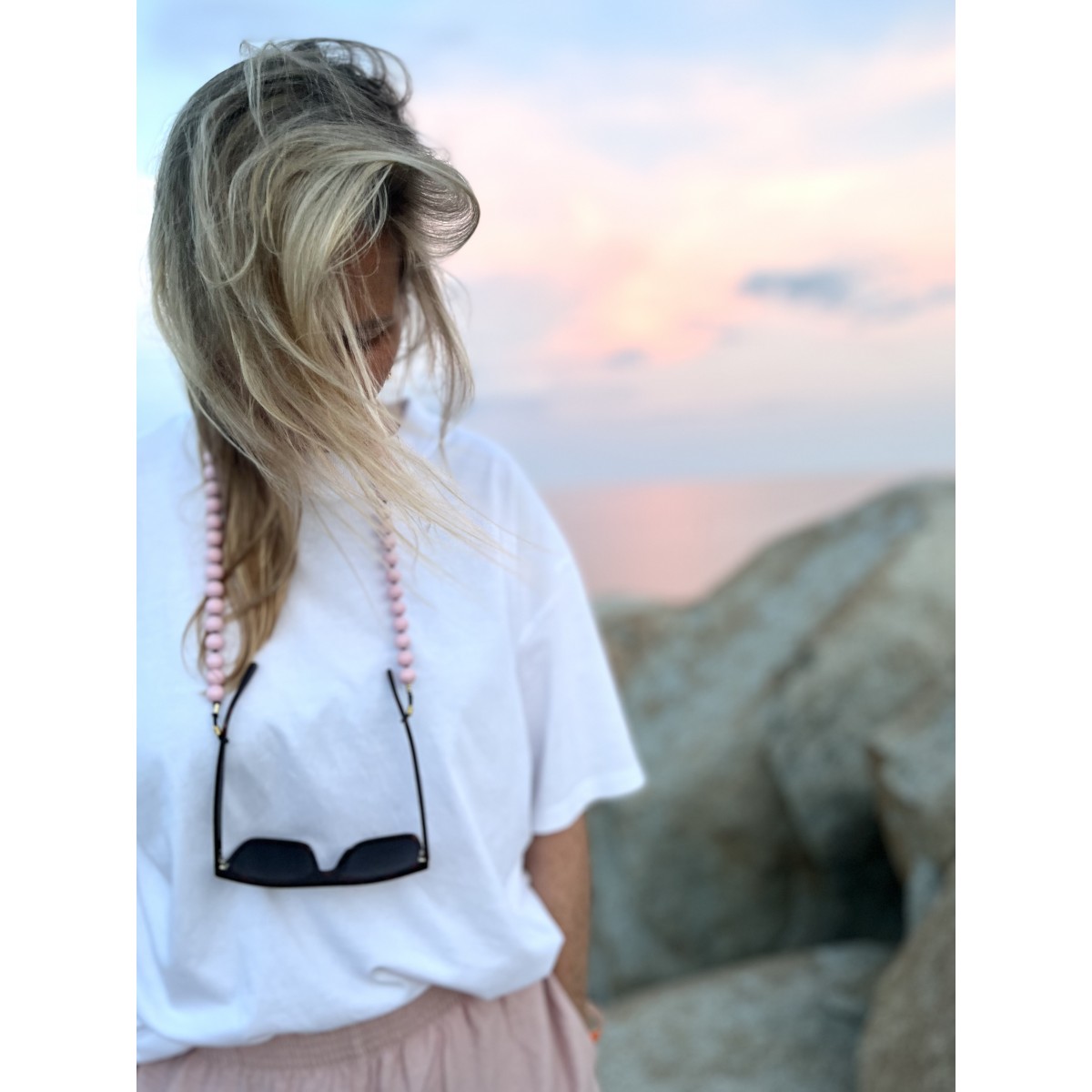 Minimalistische Brillenkette - Kette aus Holzperlen von not white studio.