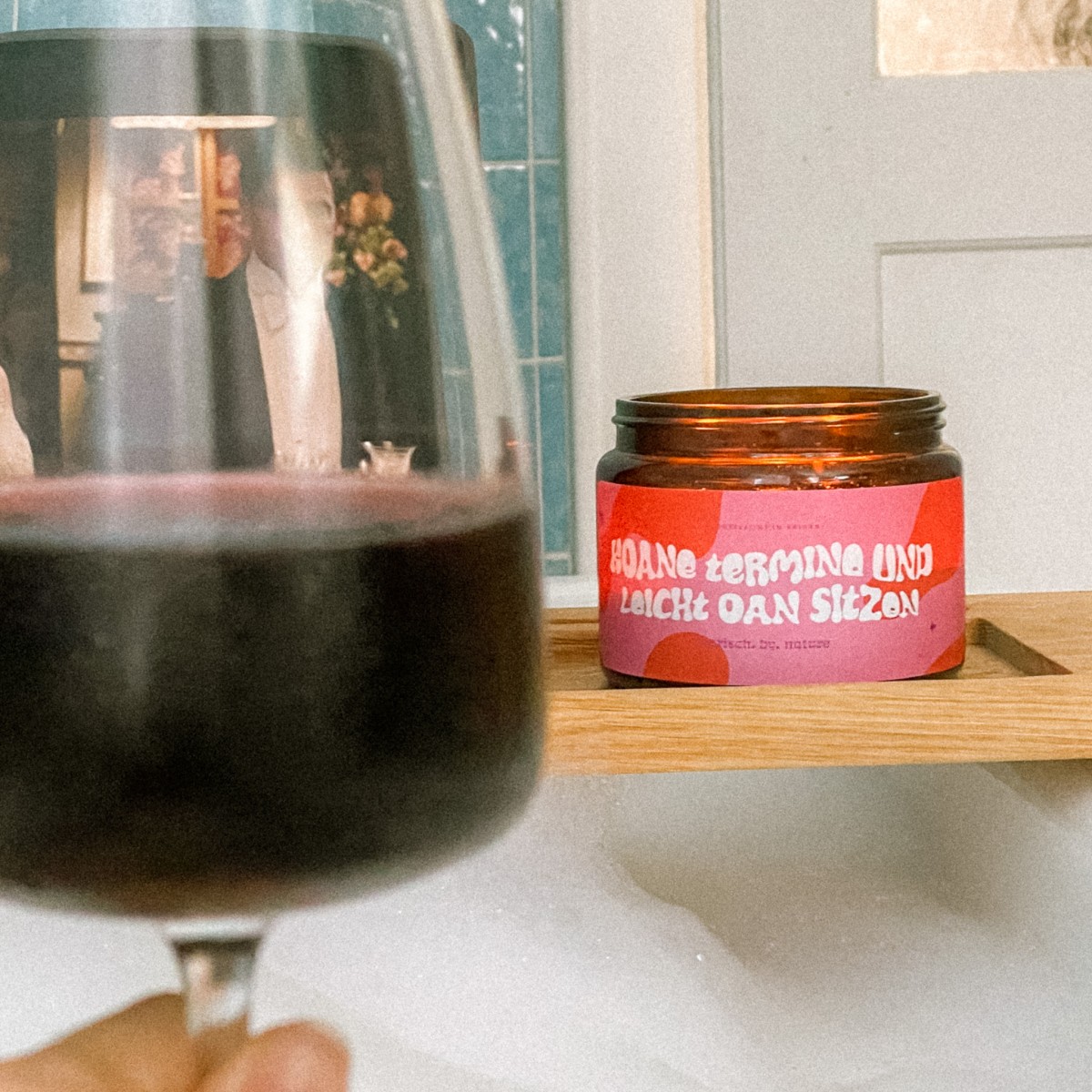 Koane Termine und leicht oan sitzen  | Bayerische XXL Duftkerze  | 500 ml Rapswachs Zedernholz