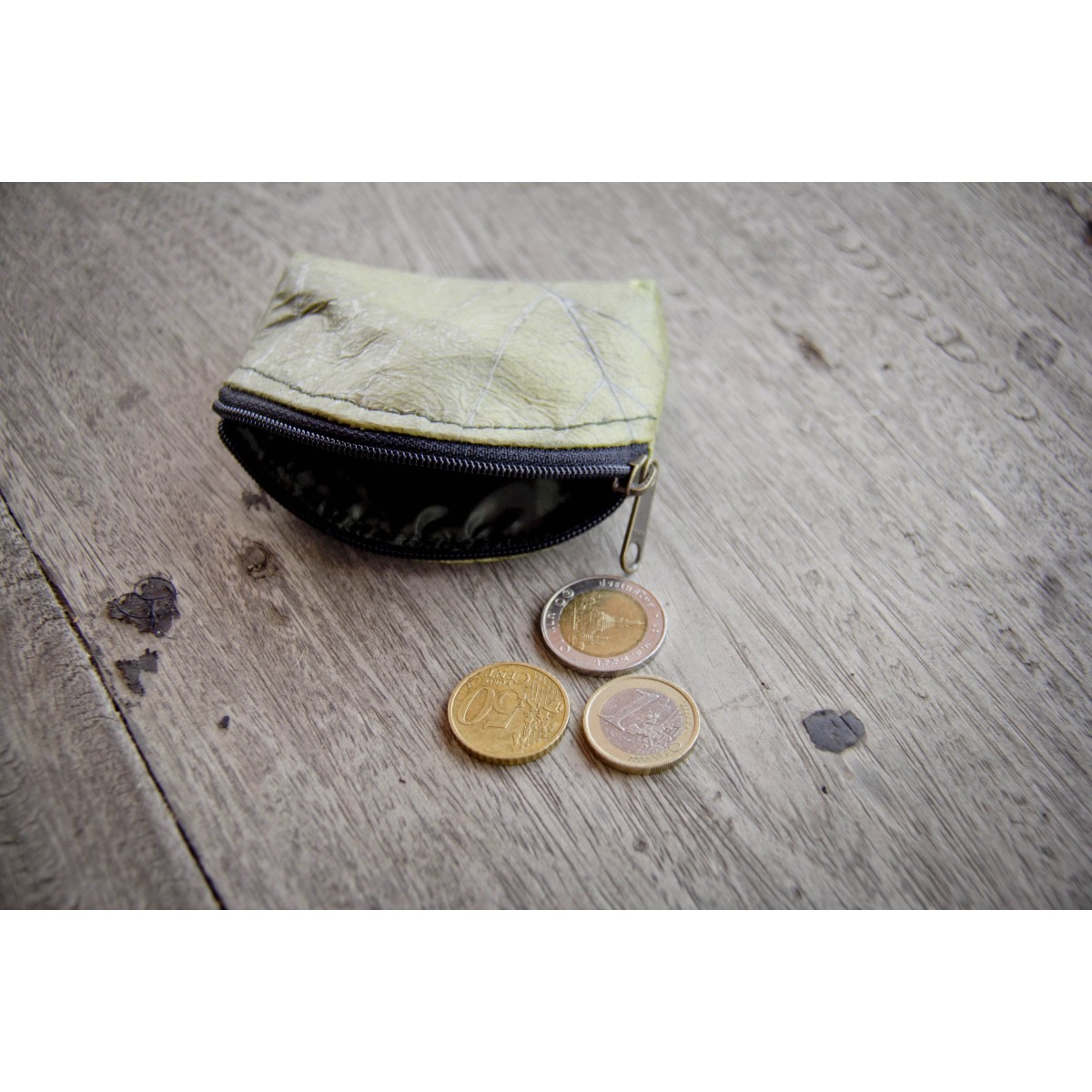 Mini Portemonnaie aus laminierten Blättern, Geldbörse in grün, kleines Täschchen, handmade und vegan