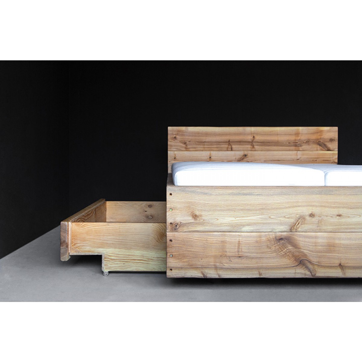 FraaiBerlin – Bett aus Esche Jaron mit Lehne und Schublade schwebend