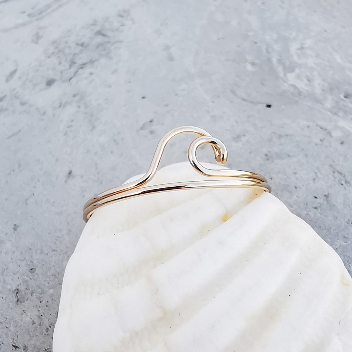 minimalistisches stacking Ring Set mit hellblauem Amazonit und Welle - in Gold Filled - KIZZU Schmuck