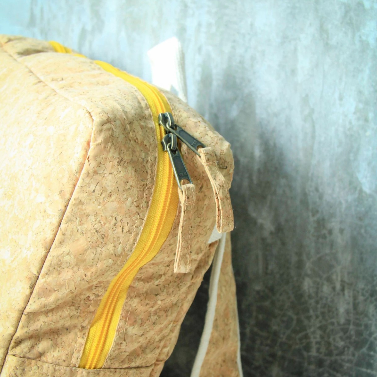 Rucksack aus Kork mit gelbem Zipper 