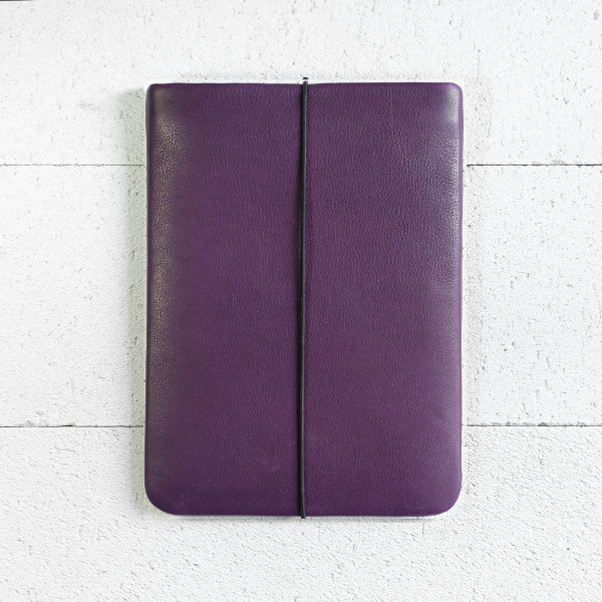 MacBook Sleeve aus violettem Leder