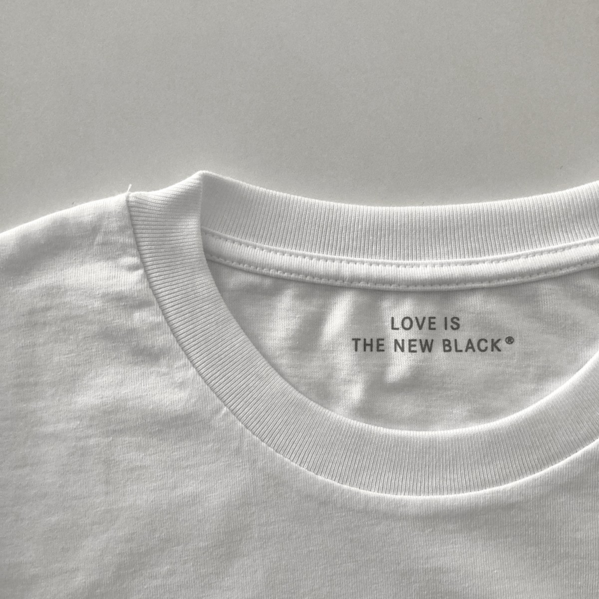 Love is the new black — Whitewine / Unisex T-Shirt mit Print