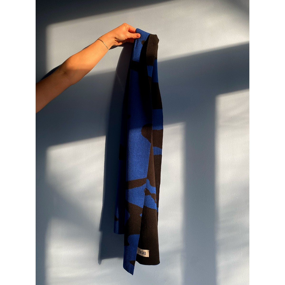 Grafischer Merinoschal in blau-schwarz