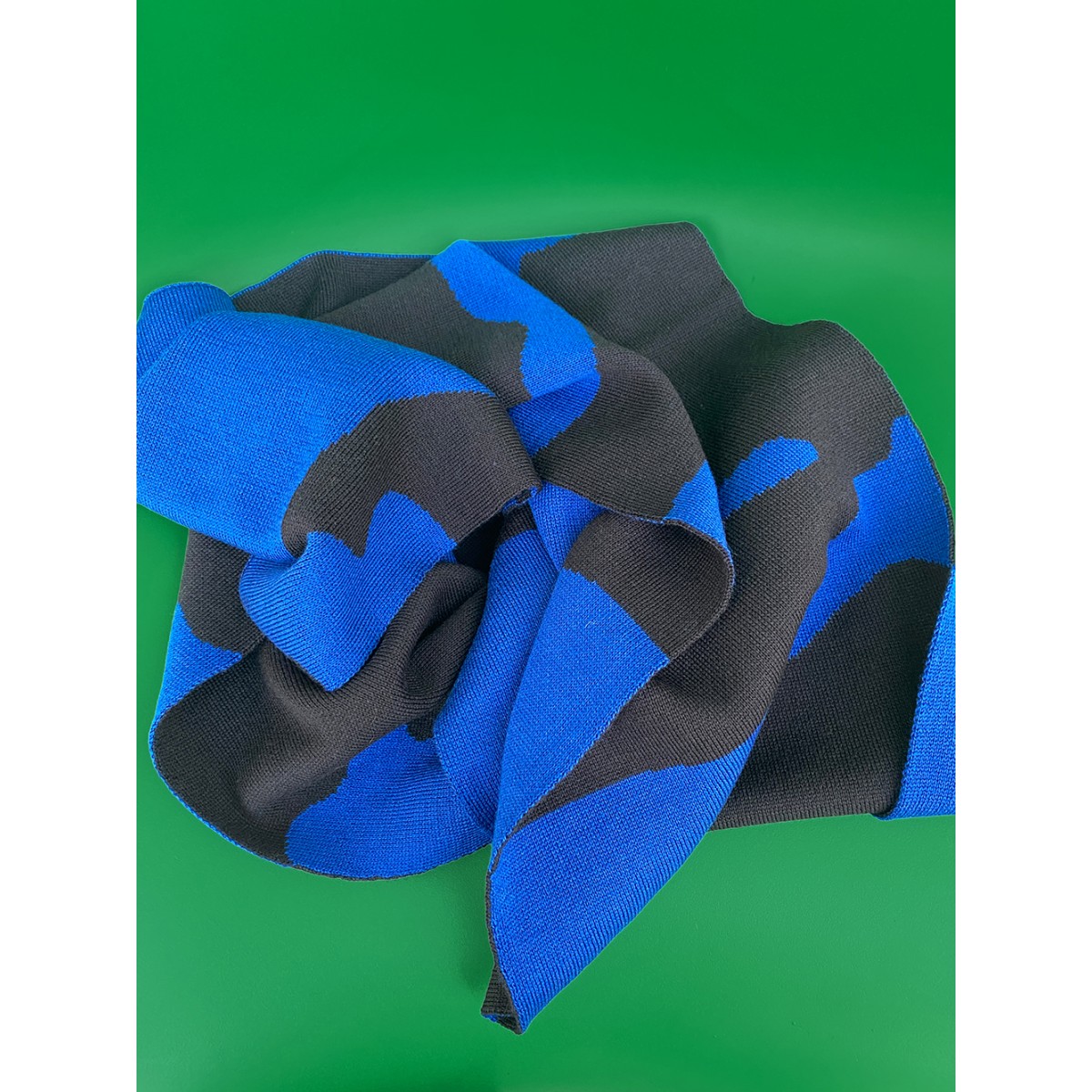 Grafischer Merinoschal in blau-schwarz