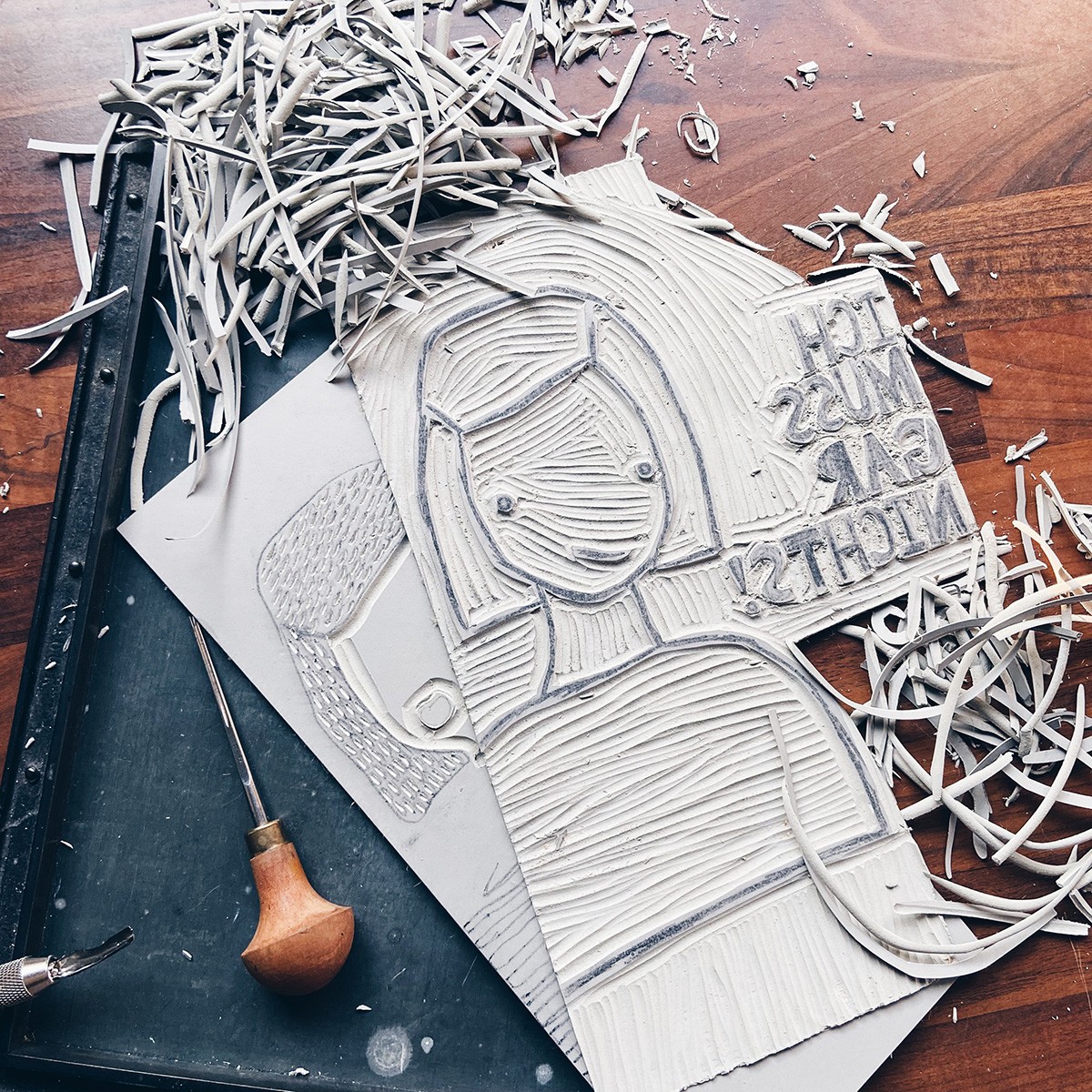 ICH
MUSS
GAR
NICHTS!
Linoldruck von papelami