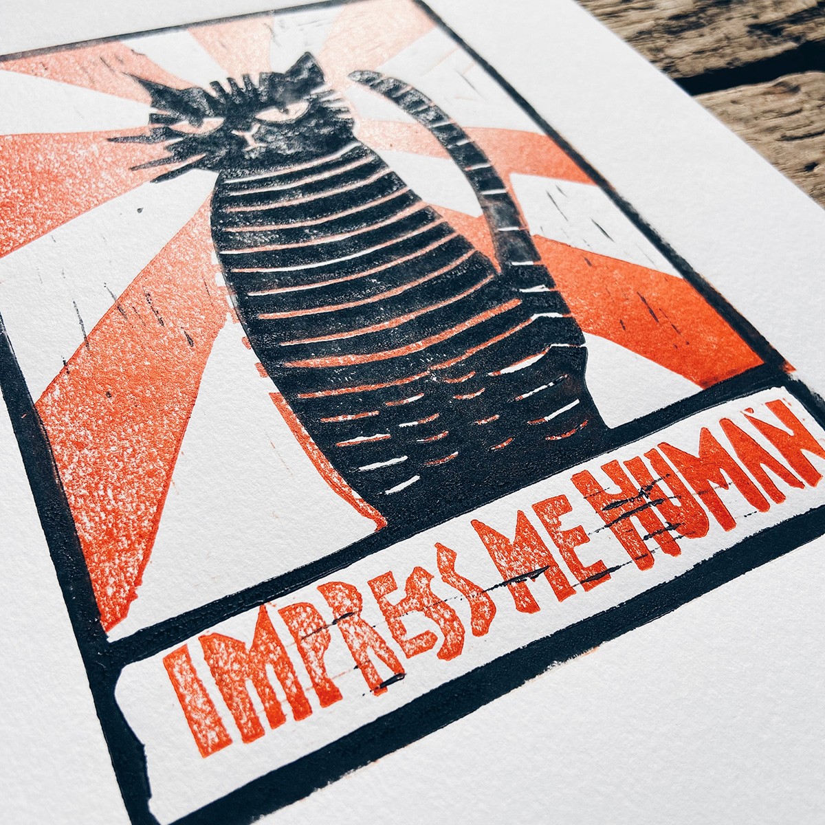 IMPRESS ME HUMAN.
Linoldruck von papelami