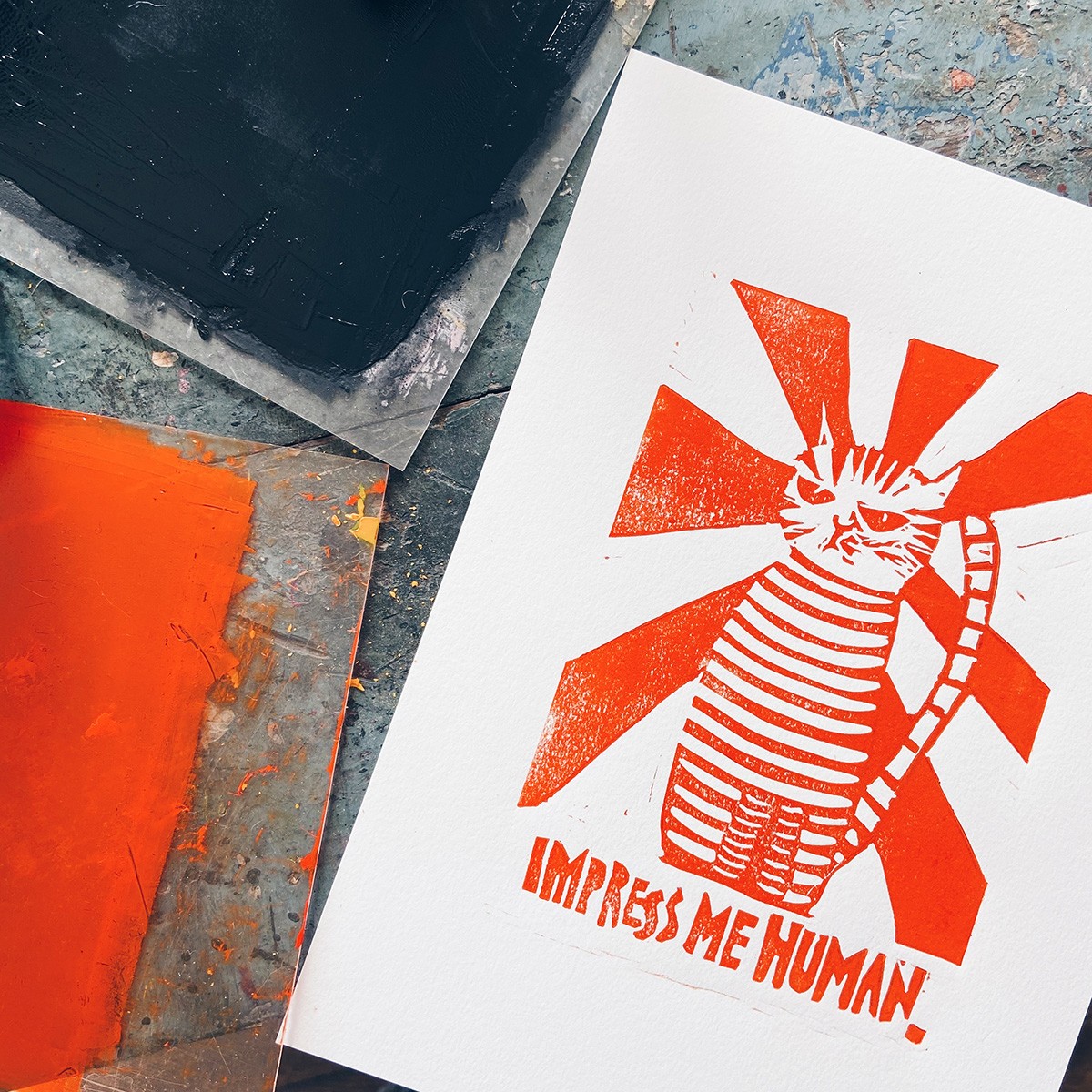 IMPRESS ME HUMAN.
Linoldruck von papelami