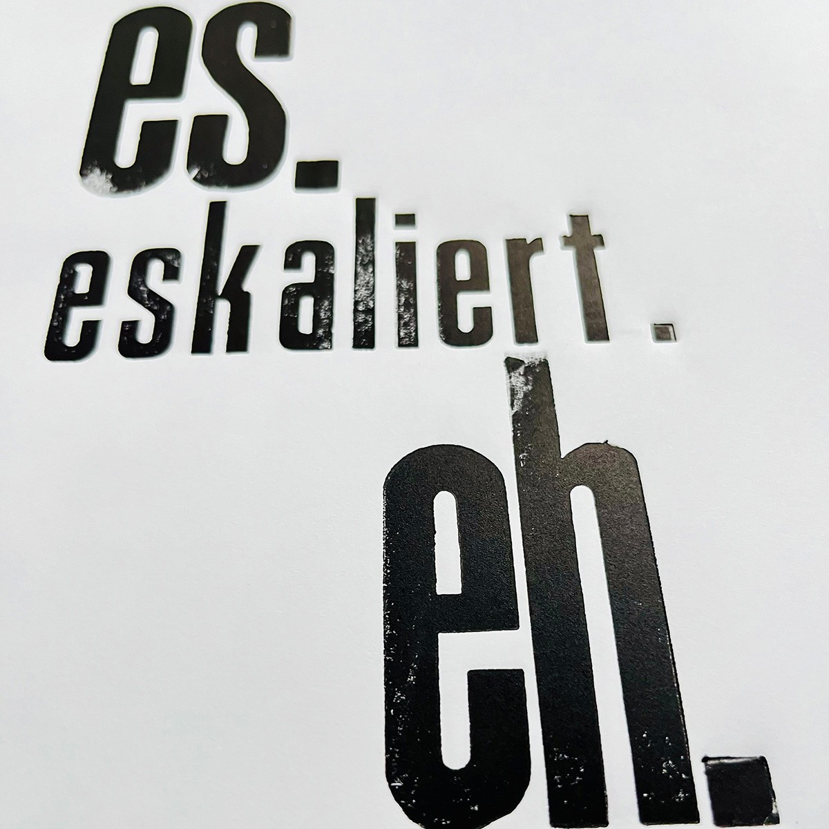 es.
eskaliert.
eh.
Letterpress von papelami