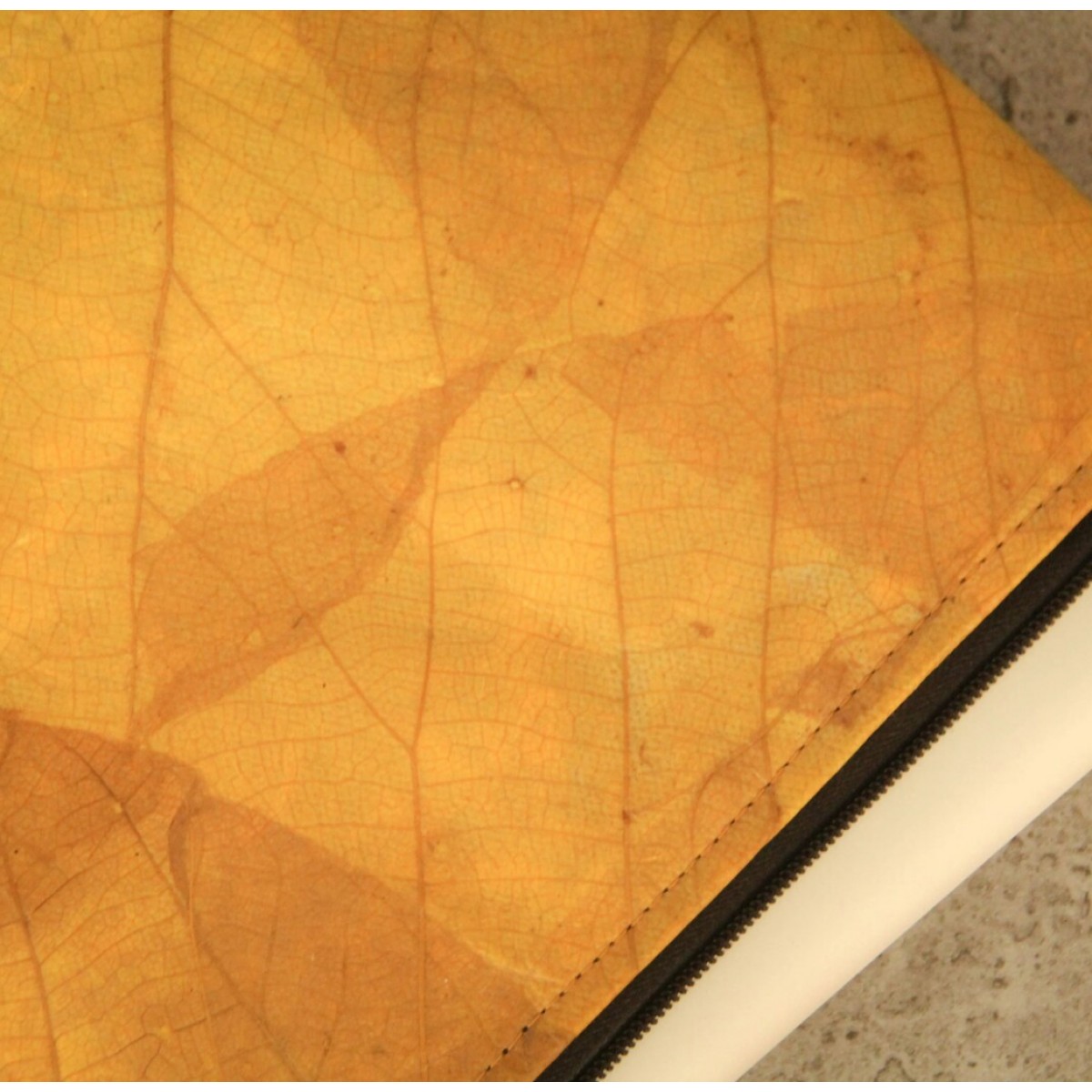 Laptop-Hülle 15" - 16" Zoll aus recycelten Blättern in gelb