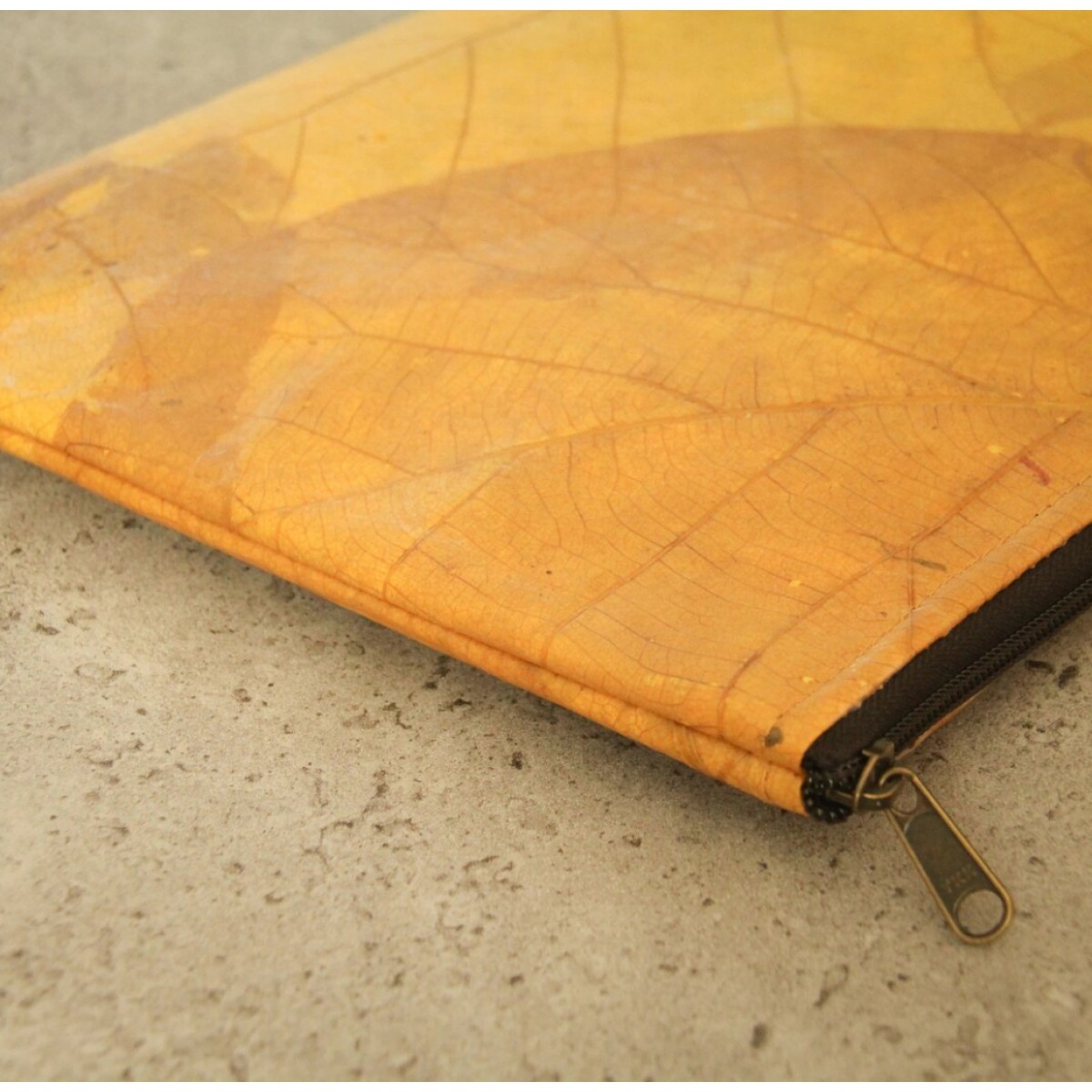 Laptop-Hülle 15" - 16" Zoll aus recycelten Blättern in gelb
