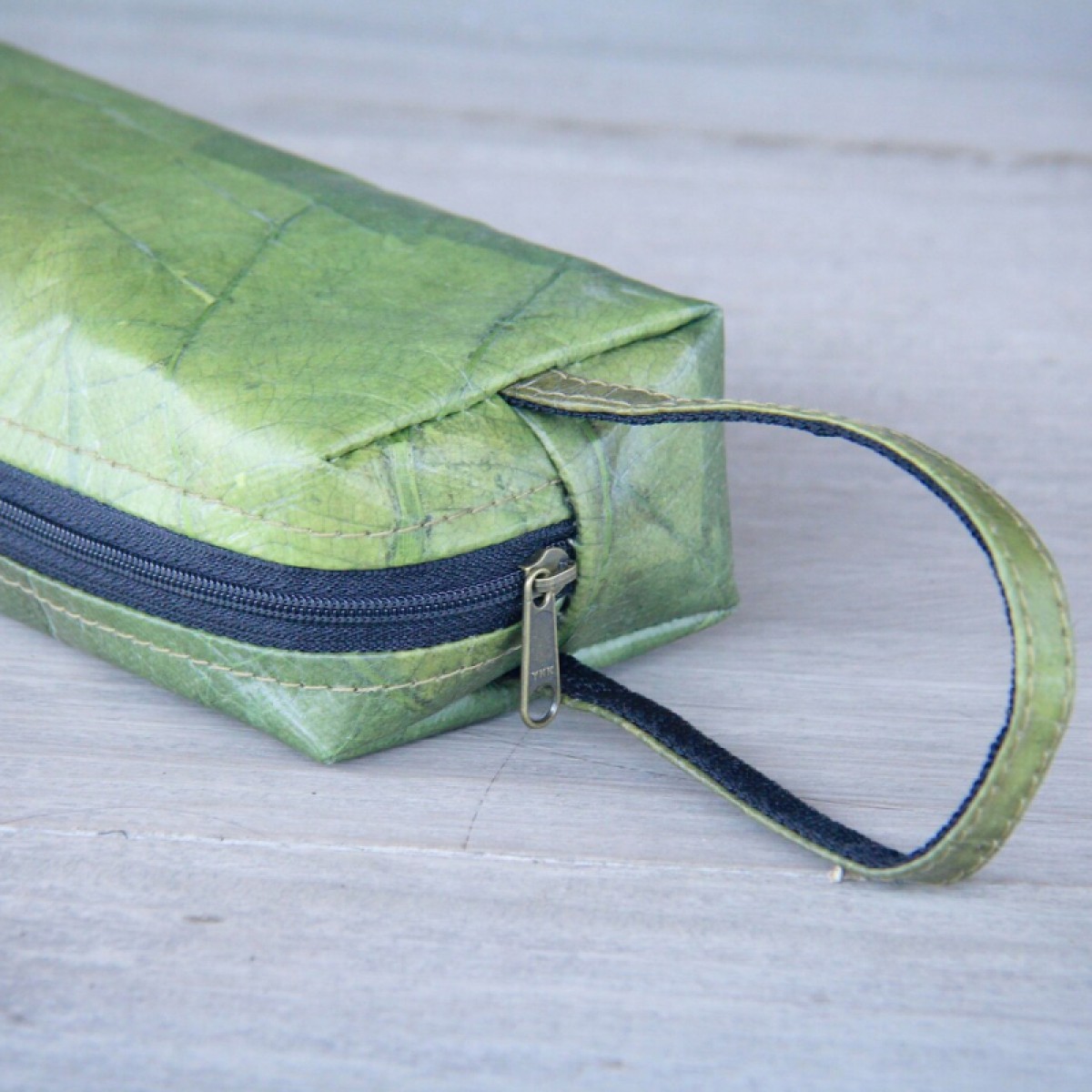 Kosmetik-Tasche / Federmappe aus Blättern in grün